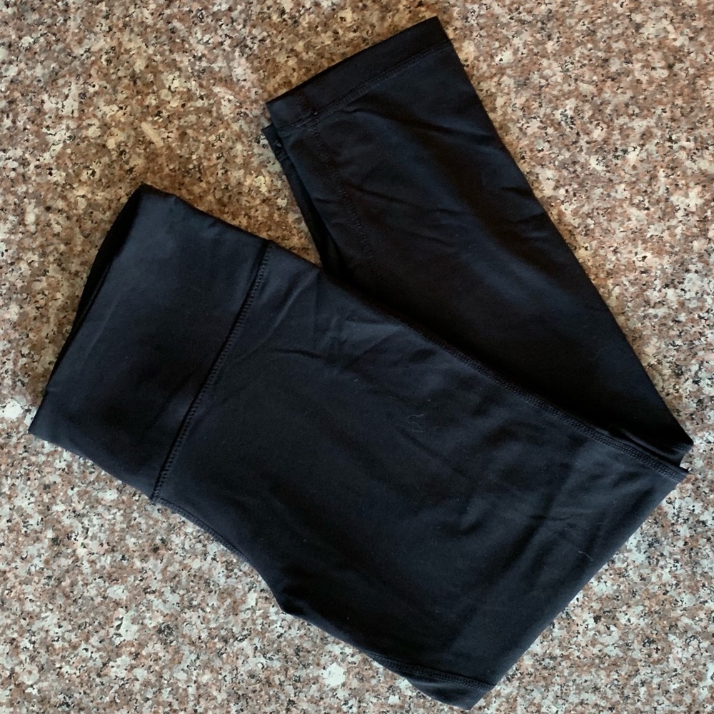 90° DEGREE by REFLEX Black Capri Leggings